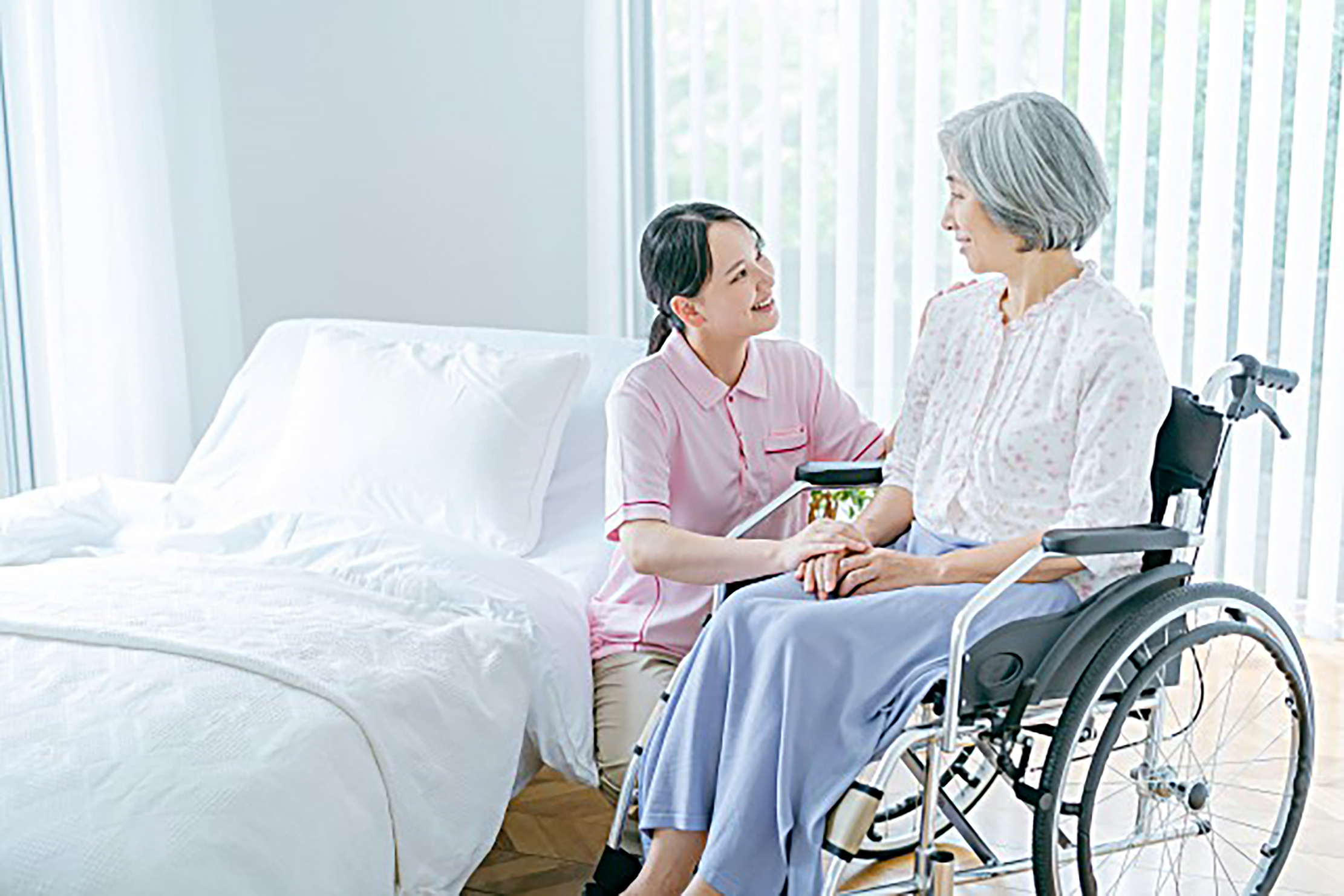 在宅介護で役立つ介護用ベッド。 その賢い導入方法とは？