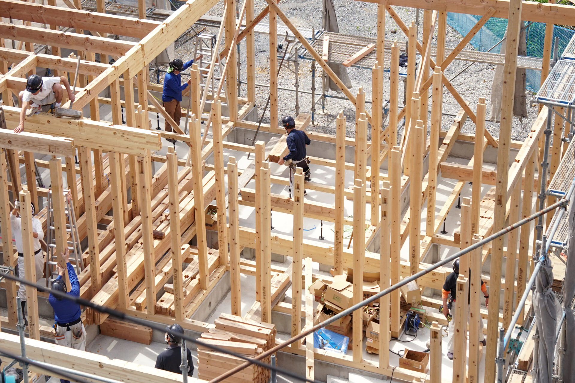 地元静岡県産の、無垢の芯持ちヒノキ柱