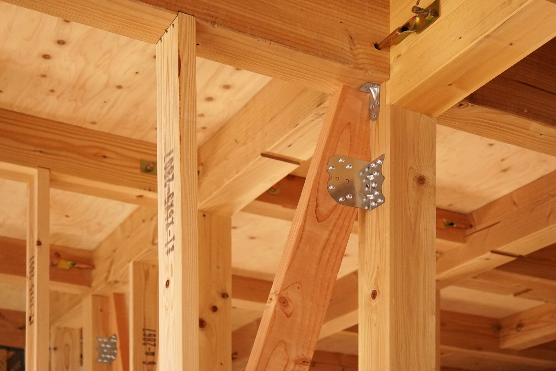 地元静岡県産の、無垢の芯持ちヒノキ柱