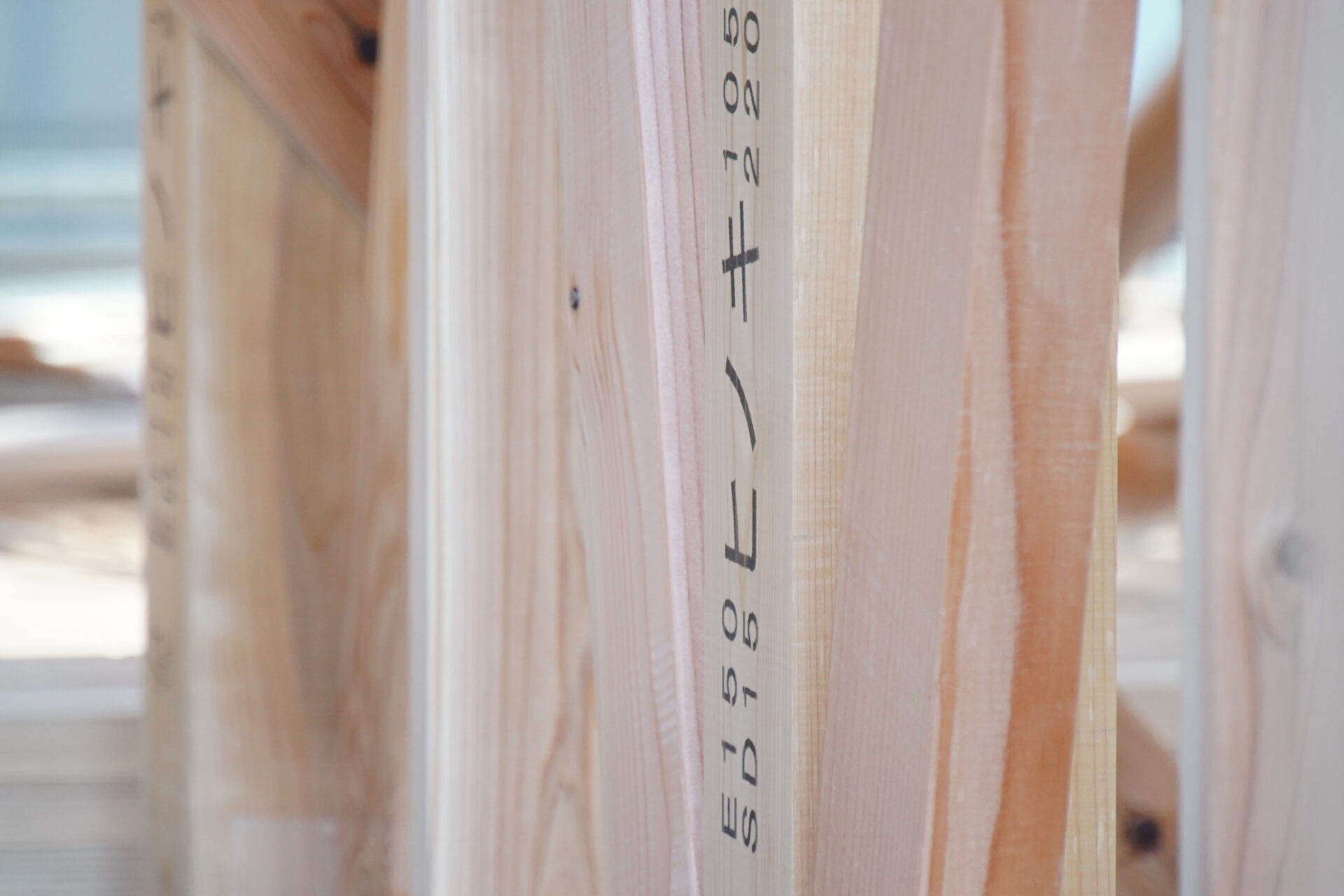 地元静岡県産の、無垢の芯持ちヒノキ柱