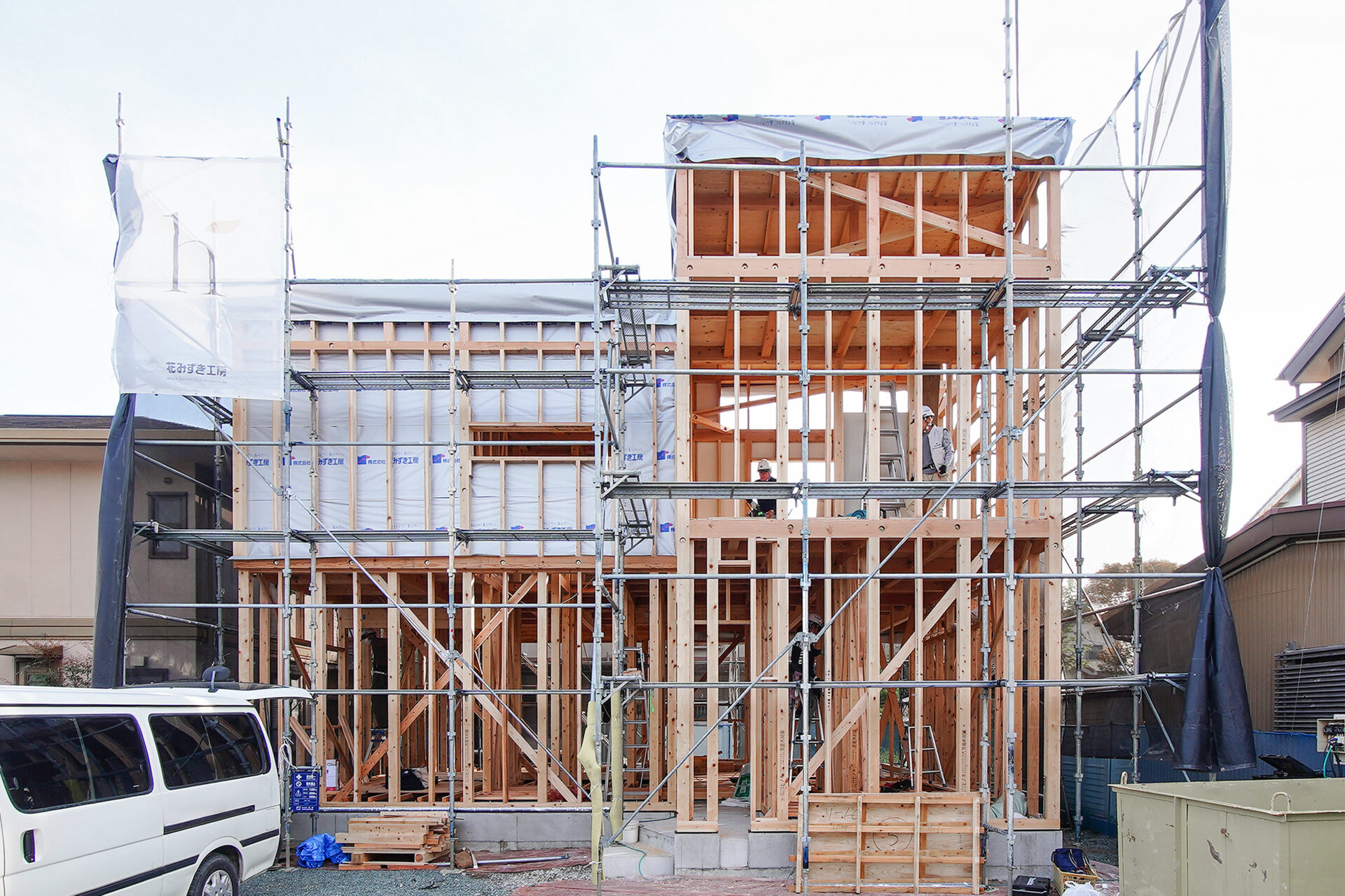 地元静岡県産の、無垢の芯持ちヒノキ柱