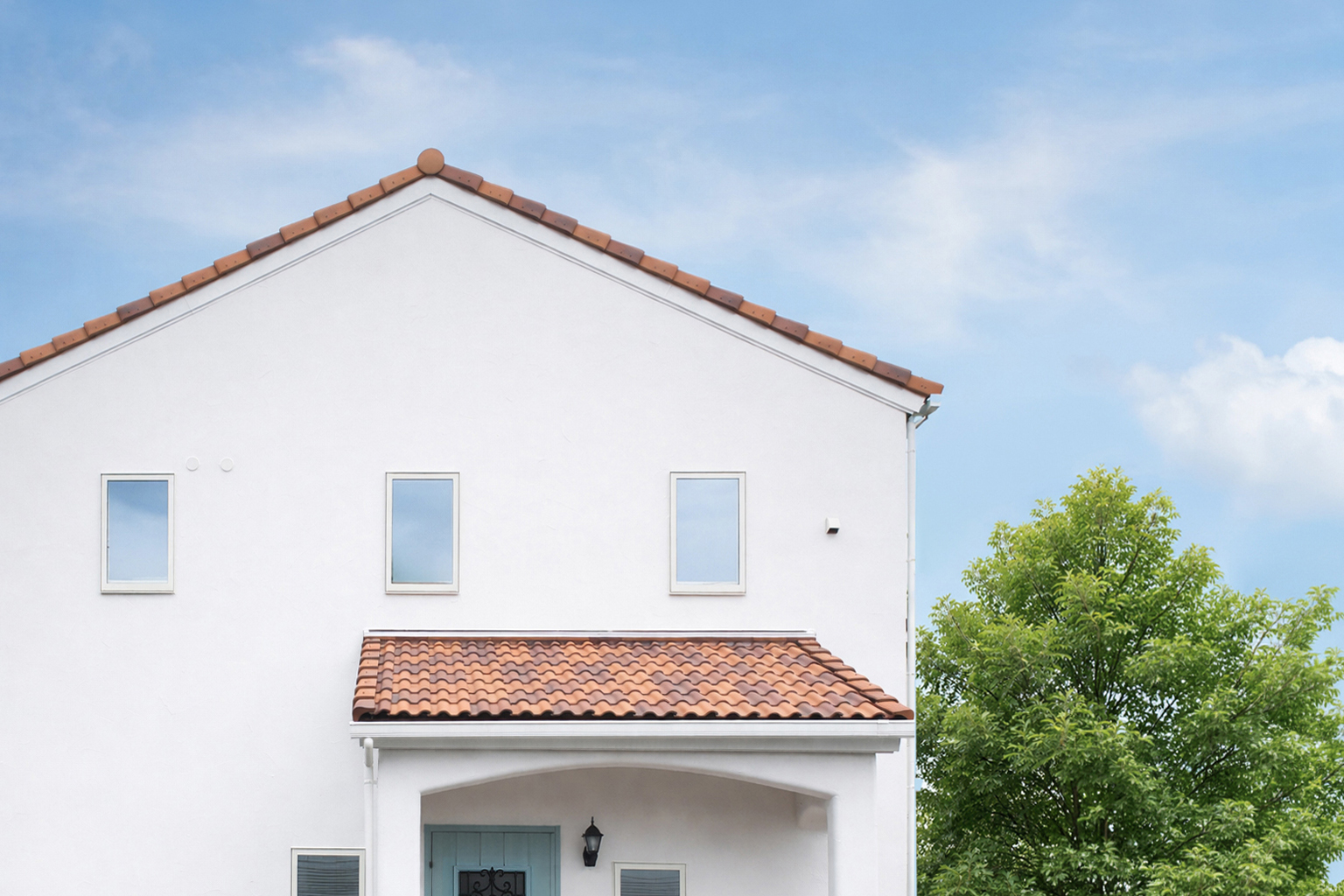 住まいを支える「瓦」の価値とは？ 日本の風土に適した屋根材の本質を考える