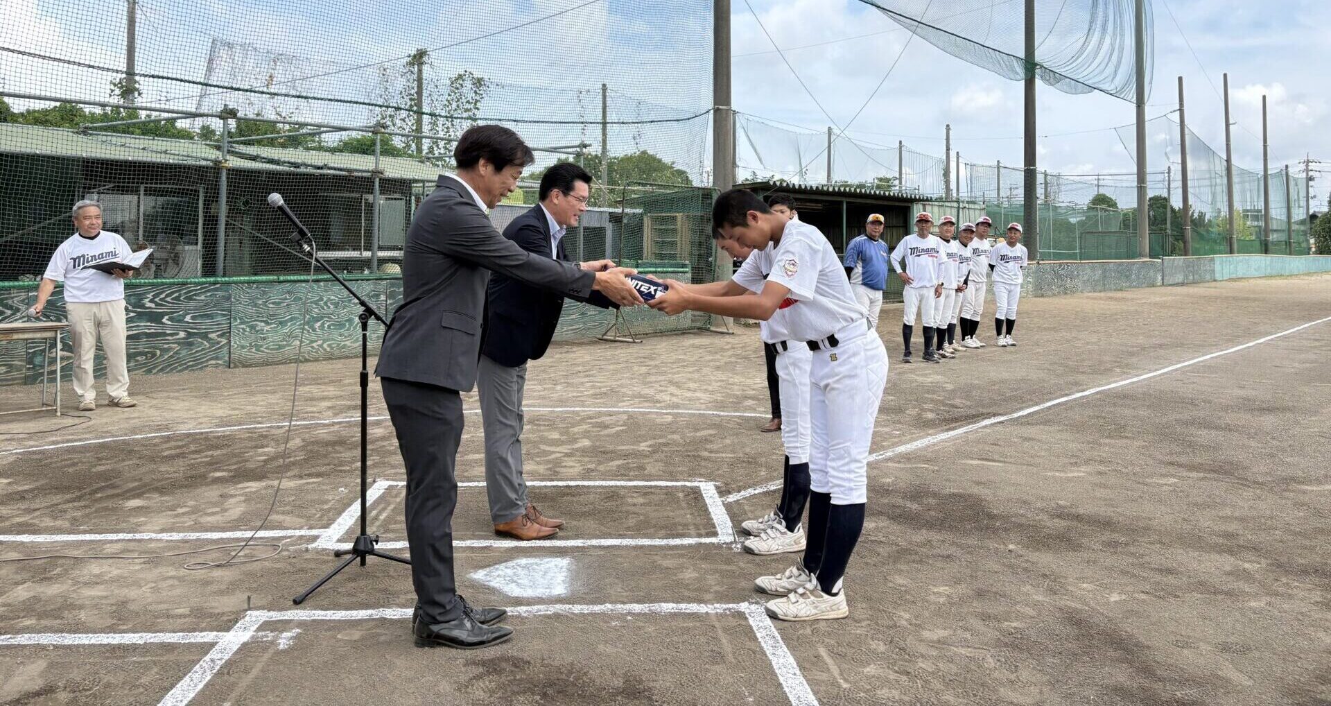 未来を担う子どもたちの挑戦を応援！硬式野球ボールを寄付。