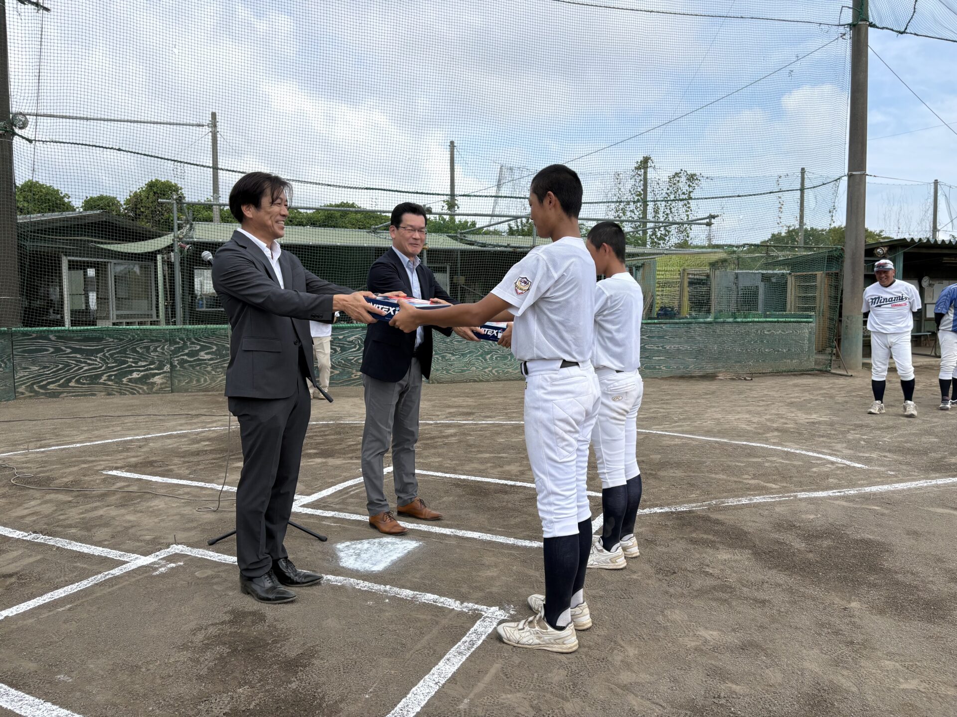 未来を担う子どもたちの挑戦を応援！硬式野球ボールを寄付。